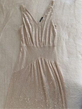 Express Sequin V-Neck Dress in Blush Beige
Express Champagne Sequin Midi Dress
